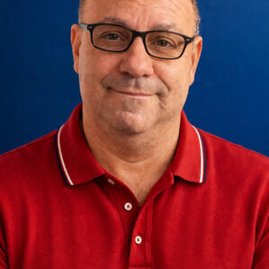 Retrato profissional de Danillo Spinetti, Executivo Sênior em Estratégia Comercial e Vendas Consultivas, com atuação em B2B, B2C, B2G e H2H.